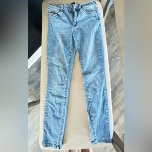Kelly, Tahari jeans